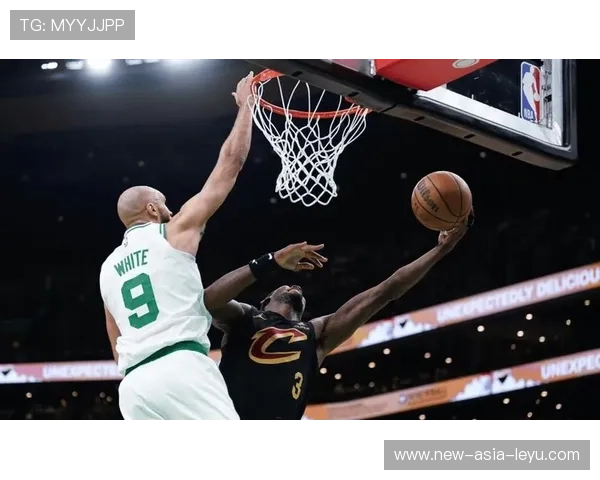 怀特攻防一体!绿军“隐形支柱”撑起后场天花板 怀特攻防一体!绿军“隐形支柱”撑起后场天花板